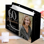 60 en Fabulous Elegant Black 60th Birthday Foto Groot Cadeauzakje<br><div class="desc">60 en Fabulous Elegant Black 60th Birthday Photo Gift Bag. 60 en fabelachtige tekst in trendy manuscript met een naam op een zwarte achtergrond. Pas het aan met uw foto,  naam en leeftijd. Het is een geweldige persoonlijke foto-cadeautas voor de verjaardag van een vrouw.</div>