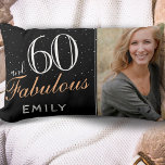 60 en Fabulous Elegant Black 60th Birthday Foto Kussen<br><div class="desc">60 en Fabulous Elegant Black 60th Birthday Photo Lumbar Pillow. De achtergrond is zwart. Pas het bord aan met je foto,  jouw naam en maak je eigen 60ste verjaardag cadeau voor een vrouw.</div>