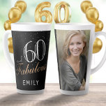 60 en Fabulous Elegant Black 60th Birthday Foto Latte Mok<br><div class="desc">60 en Fabulous Elegant Black 60th Birthday Photo Latte Mok. De achtergrond is zwart. Pas de mok aan met je foto,  jouw naam en maak je eigen 60ste verjaardag cadeau voor een vrouw.</div>