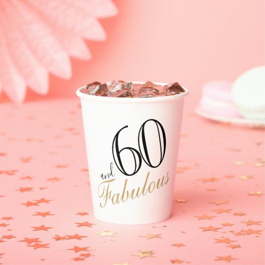 60 en Fabulous Elegant White Script Birthday Papieren Bekers (Insitu)