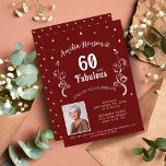 60 en Fabulous Foliage Red 60th Birthday Foto Kaart<br><div class="desc">60 and Fabulous Foliage Red 60th Birthday Photo Invitation. 60 en prachtige tekst in trendy wit script met een naam,  foto en wit gebladerte op een donkerrode achtergrond.</div>