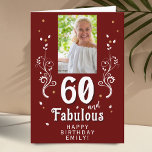 60 en Fabulous Foliage Red 60th Birthday Foto Kaart<br><div class="desc">60 en Fabulous Foliage Red 60th Birthday Photo Card. 60 en geweldige tekst in trendy white script met een naam en witte foliage op een donkerrode achtergrond. Pas het aan met je foto,  jouw naam en leeftijd. Voeg jouw tekst in de kaart toe of verwijder deze.</div>