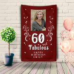 60 en Fabulous Foliage Red 60th Birthday Foto Spandoek<br><div class="desc">60 en Fabulous Foliage Red 60th Verjaardag Foto Banner. Gepersonaliseerde 60ste verjaardag partij achtergrond. 60 en fabelachtige tekst in trendy wit schrift met een naam en wit gebladerte op een donkerrode achtergrond. Personaliseer het met je foto,  jouw naam en de leeftijd.</div>