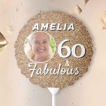 60 en Fabulous Gold Glitter 60th Birthday Foto Ballon<br><div class="desc">60 en Fabulous Gouden Glitter 60e Verjaardagsfeestje Fotoballon. Faux gouden glitter met een foto in een rond lijst. Deze ballon is perfect voor het toevoegen van een vleugje glamour aan uw verjaardagsvieringen. De ballon heeft een prachtig gouden glitter ontwerp. Het is een leuk en praktisch accessoire dat u zal helpen...</div>