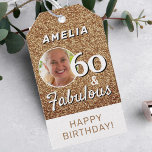 60 en Fabulous Gold Glitter 60th Birthday Foto Cadeaulabel<br><div class="desc">60 en Fabulous Gold Glitter 60e Verjaardagsfeestje Foto Gift Label. Faux gouden glitter met een foto in een rond lijst. Dit cadeau label is perfect voor het toevoegen van een vleugje glamour aan een verjaardagsfeest. Het label heeft een prachtig gouden glitter design. Het is een leuk en praktisch accessoire dat...</div>