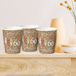 60 en Fabulous Gold Glitter 60th Birthday Foto Papieren Bekers<br><div class="desc">60 en Fabulous Gouden Glitter 60e Verjaardag Fotopapier Cup. Faux gouden glitter met een foto in een rond lijst. Deze bekers zijn perfect voor het toevoegen van een vleugje glamour aan uw verjaardagsvieringen. De bekers hebben een prachtig gouden glitter ontwerp met het nummer 60. Het is een leuk en praktisch...</div>