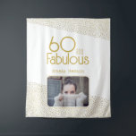 60 en Fabulous Gold Glitter 60th Birthday Foto Wandkleed<br><div class="desc">60 en Fabulous Gold Glitter Photo 60th Birthday Photo Backdrop Tapestry. Moderne verjaardagsachtergrond met trendy typografie en faux gouden glitter stippen. Het ontwerp heeft een douanefoto en een naam. Maak een gepersonaliseerde 60ste verjaardagsband voor haar.</div>