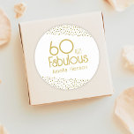 60 en Fabulous Gold Glitter 60th Birthday Ronde Sticker<br><div class="desc">60 en Fabulous Gold Glitter 60e Verjaardag Sticker. Moderne en elegante verjaardagsservetten met trendy typografie en faux gouden glitter stippen. Het ontwerp heeft een aangepaste naam.</div>