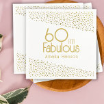 60 en Fabulous Gold Glitter 60th Birthday Servet<br><div class="desc">60 en Fabulous Gold Glitter 60th Birthday Party Napkins. Moderne en elegante verjaardagsluiers met trendy typografie en faux goudglitter stippen. Het ontwerp heeft een douanenaam. Maak gepersonaliseerde 60ste verjaardagsluiers voor haar.</div>