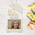 60 en Fabulous Gold Glitter Photo 60th Birthday Cadeaulabel<br><div class="desc">60 en Fabulous Gold Glitter Photo 60th Birthday Gift Label. Moderne en elegante vormgeving met een aangepaste foto,  trendy typografie en faux gouden glitter stippen. Maak je eigen 60ste verjaardag labels voor haar.</div>