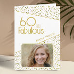 60 en Fabulous Gold Glitter Photo 60th Birthday Kaart<br><div class="desc">60 en Fabulous Gold Glitter Photo 60th Birthday Kaart. Moderne verjaardagskaart met trendy typografie en faux gouden glitter spots. Het ontwerp heeft een douanefoto en een naam. U kunt de tekst binnen wijzigen of wissen. Maak een persoonlijke 60ste verjaardagskaart voor haar.</div>