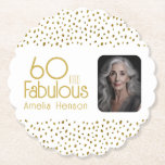60 en Fabulous Gold Glitter Photo 60th Birthday Kartonnen Onderzetters<br><div class="desc">60 en Fabulous Elegant Goud Glitter Foto 60e Verjaardagsfeestje Papier Onderzetter. Modern design met trendy typografie en faux gold glitter spots. Het ontwerp heeft een aangepaste naam en foto.</div>