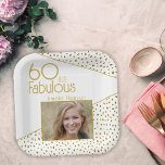 60 en Fabulous Gold Glitter Photo 60th Birthday Papieren Bordje<br><div class="desc">60 en Fabulous Gold Glitter Photo 60th Birthday Party Paper Borden. Moderne vormgeving met trendy typografie en faux gouden glitterspots. Het ontwerp heeft een douanefoto en een naam. Maak gepersonaliseerde 60e verjaardagsfeestpapieren borden voor haar.</div>
