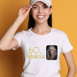 60 en Fabulous Gold Glitter Photo 60th Birthday T-shirt<br><div class="desc">60 en Fabulous Elegant Goud Glitter Foto 60e Verjaardagsfeestje Gast van Eer T-shirt. Het ontwerp heeft een aangepaste naam en foto.</div>