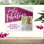 60 en Fabulous Script Magenta Foto 60th Birthday Wandkleed<br><div class="desc">60 en Fabulous Script Photo Magenta 60th Birthday Party Tapestry. Het rendy witte manuscript en het witte blad met een douanefoto op een witte en levendige magenta rode kleur. Maak een 60e verjaardag achtergrond voor haar. Pas met de naam en de leeftijd aan en voeg uw foto aan de sjabloon...</div>