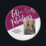 60 en Fabulous Script Photo Magenta 60th Birthday Papieren Bordje<br><div class="desc">60 en Fabulous Script Photo Magenta 60th Birthday Paper Borden. Het rendy witte manuscript en het witte blad met een douanefoto op een witte en levendige magenta rode kleur. Maak een 60e verjaardag bord voor haar. Pas met de naam en de leeftijd aan en voeg uw foto aan de sjabloon...</div>