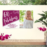 60 en Fabulous Script Photo Magenta 60th Birthday Spandoek<br><div class="desc">60 en Fabulous Script Photo Magenta 60th Birthday Party Banner. Het rendy witte manuscript en het witte blad met een douanefoto op een witte en levendige magenta rode kleur. Maak een 60e verjaardag achtergrond voor haar. Pas met de naam en de leeftijd aan en voeg uw foto aan de sjabloon...</div>