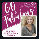 60 en Fabulous Script Photo Magenta 60th Birthday Vierkante Sticker<br><div class="desc">60 en Fabulous Script Photo Magenta 60th Birthday Stickers. Het rendy witte manuscript en het witte blad met een douanefoto op een witte en levendige magenta rode kleur. Maak een 60e verjaardag sticker voor haar. Pas met de naam en de leeftijd aan en voeg uw foto aan de sjabloon toe....</div>