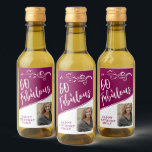60 en Fabulous Script Photo Magenta 60th Birthday Wijn Etiket<br><div class="desc">60 en Fabulous Script Photo Magenta 60th Birthday Wine Label. Het rendy witte manuscript en het witte blad met een douanefoto op een witte en levendige magenta rode kleur. Maak je eigen 60ste gelukkige verjaardagswijnfles voor haar. Pas met de naam en de leeftijd aan en voeg uw foto toe.</div>