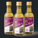 60 en Fabulous Script Photo Magenta 60th Birthday Wijn Etiket<br><div class="desc">60 en Fabulous Script Photo Magenta 60th Birthday Wine Label. Het rendy witte manuscript en het witte blad met een douanefoto op een witte en levendige magenta rode kleur. Maak je eigen 60ste gelukkige verjaardagswijnfles voor haar. Pas met de naam en de leeftijd aan en voeg uw foto toe.</div>