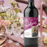 60 en Fabulous Script Photo Magenta 60th Birthday Wijn Etiket<br><div class="desc">60 en Fabulous Script Photo Magenta 60th Birthday Wine Label. Het rendy witte manuscript en het witte blad met een douanefoto op een witte en levendige magenta rode kleur. Maak je eigen 60ste gelukkige verjaardagswijnfles voor haar. Pas met de naam en de leeftijd aan en voeg uw foto toe.</div>