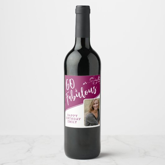 60 en Fabulous Script Photo Magenta 60th Birthday Wijn Etiket (Voorkant)