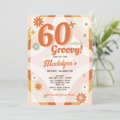 60 en Feelin Groovy Retro verjaardagsuitnodiging Kaart (Staand voorkant)