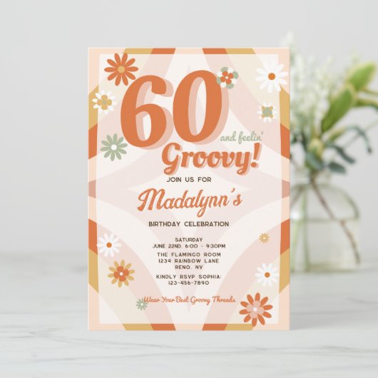 60 en Feelin Groovy Retro verjaardagsuitnodiging Kaart (Staand voorkant)