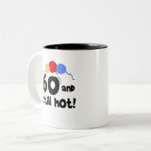 60 en nog warm tweekleurige koffiemok (Voorkant links)