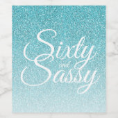 60 en Sassy 60e verjaardag Blauw Glitter Ombre Wijn Etiket (Enkel label)