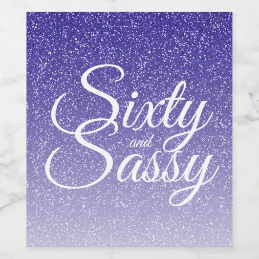 60 en Sassy 60e verjaardag Blauw Glitter Ombre Wijn Etiket (Enkel label)