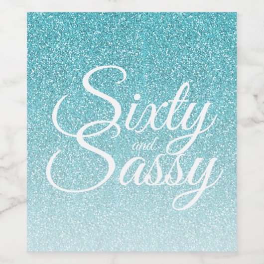 60 en Sassy 60ste verjaardag Blauwe Glitter Ombre Wijn Etiket (Enkel label)