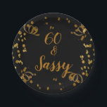 60 en Sassy 60th Birthday Black | Faux Gold Papieren Bordje<br><div class="desc">60 en Sassy 60th Birthday Black | Faux Gold Glitter Birthday Party Design . Als u de kleur of de stijl van de doopvont of de achtergrondkleur wilt veranderen,  past de klik verder aan het eind van de sjabloon aan. Er zijn overeenkomstige partijbenodigdheden beschikbaar.</div>