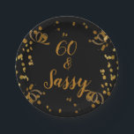 60 en Sassy 60th Birthday Black | Faux Gold Papieren Bordje<br><div class="desc">60 en Sassy 60th Birthday Black | Faux Gold Glitter Birthday Party Design . Als u de kleur of de stijl van de doopvont of de achtergrondkleur wilt veranderen,  past de klik verder aan het eind van de sjabloon aan. Er zijn overeenkomstige partijbenodigdheden beschikbaar.</div>
