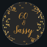 60 en Sassy 60th Birthday Black | Faux Gold Ronde Sticker<br><div class="desc">60 en Sassy 60th Birthday Black | Faux Gold Glitter Birthday Party Design . Dit is een sjabloon klaar voor u om u partijdetails aan toe te voegen. Als u met om de kleur of de stijl van de doopvont of de achtergrondkleur te veranderen, klik verder aanpassen aan het eind...</div>