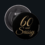 60 en Sassy Black Gold Glitter 60th Birthday Gift Button Flesopener<br><div class="desc">Viel je 60 in stijl met dit glamoureuze 60ste verjaardagsontwerp in zwart en faux goudgliter. De woorden 60 en sassy worden geplaatst gebruikend moderne typografie. Ideaal geschenk voor je 60ste verjaardag. Neem contact met ons op via onze winkel als je hulp of overeenkomende producten nodig hebt.</div>