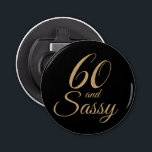 60 en Sassy Black Gold Glitter 60th Birthday Gift Button Flesopener<br><div class="desc">Viel je 60 in stijl met dit glamoureuze 60ste verjaardagsontwerp in zwart en faux goudgliter. De woorden 60 en sassy worden geplaatst gebruikend moderne typografie. Ideaal geschenk voor je 60ste verjaardag. Neem contact met ons op via onze winkel als je hulp of overeenkomende producten nodig hebt.</div>