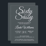 60 en Sassy Black White Chic 60ste verjaardagsfees Kaart<br><div class="desc">Vier het draaien van 60 in stijl met dit moderne 60e verjaardagsontwerp in elegant zwart-wit, een chique 60e verjaardagsuitnodiging die u eenvoudig kunt personaliseren en verzenden voor uw zestigste verjaardagsfeest. De woorden sixty en sassy zijn in het wit en zijn ingesteld met behulp van modern schrift. Exclusief voor u ontworpen...</div>
