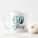 60 en Sassy Emerald Green Glitter 60th Birthday Koffiemok<br><div class="desc">Viel het draaien van 60 in stijl met dit elegante 60ste verjaardagsontwerp. 60 en geweldig in nep emerald green glitter en zwart met dansende silhouette. De bijbehorende producten en andere kleuren zijn beschikbaar in onze winkel. Aangepaste verzoeken zijn welkom.</div>