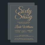 60 en Sassy Off-Black Gold 60th Birthday Party Kaart<br><div class="desc">Het vieren van 60 in stijl met dit moderne 60ste verjaardagsontwerp in glamoureus van zwart en goud, een chic 60ste verjaardagsuitnodiging die je gewoon kunt personaliseren en uitzenden voor de viering van je zestigste verjaardagsfeestje. De woorden zestig en sassy zijn in faux gouden glitter en reeks gebruikend modern manuscript. Neem...</div>