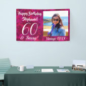 60 en Sassy Pink Name Happy Birthday Foto Spandoek (Beurs)