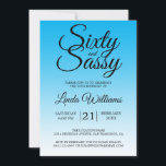 60 en Sassy Sky Blue Ombre 60th Birthday Kaart<br><div class="desc">Het vieren van het 60-jarig worden in stijl met dit moderne 60ste verjaardagsontwerp op een sky blue ombre dip dye effect background, een chic 60ste verjaardagsuitnodiging die je eenvoudig kunt personaliseren en uitzenden voor je 60ste verjaardagsfeest. De woorden zestig en assy worden geplaatst gebruikend elegante handgeschreven manuscriptkalligrafie. Exclusief voor u...</div>