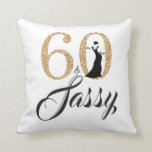 60 en Sassy | Typografie 60th Birthday Gift Kussen<br><div class="desc">Viel het draaien van 60 in stijl met dit elegante 60ste verjaardagsgeschenk. 60 en sassy in gouden glitter en zwart zijn ingesteld met moderne typografie. Andere geweldige 60e verjaardagspartijideeën zoals uitnodigingen en partijbenodigdheden zijn beschikbaar in onze winkel. Als je hulp nodig hebt, kun je contact met ons opnemen via onze...</div>