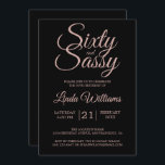 60 en Zassy Pink Glitter 60th Birthday Party Kaart<br><div class="desc">Vier het draaien van 60 in stijl met dit glamoureuze 60e verjaardagsontwerp in zwart en roze glitter, een chique 60e verjaardagsuitnodiging die u eenvoudig kunt personaliseren en verzenden voor uw zestigste verjaardagsfeest. De woorden sixty en sassy zijn in faux pink glitter en ingesteld met behulp van modern script. Als u...</div>