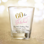 60 Fabulous Pink Gold 60th Birthday Party Favor Shot Glas<br><div class="desc">Het 60ste verjaardagsfeestje van Elegant en chic heeft glas gefilmd. "60 & Fabulous" is geschreven in een stijlvol goud,  roze en zwart schrift. Pas haar naam en de feestdatum aan.</div>