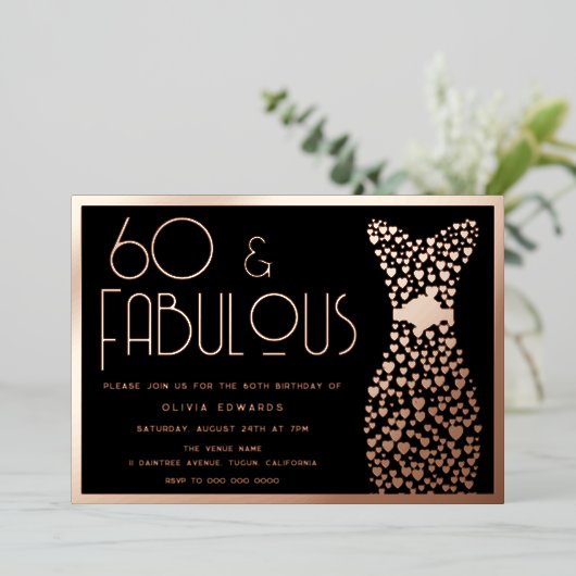 60 & Fabulous! Rose Gold & Black 60th Birthday  Folie Uitnodiging (Staand Voorkant)