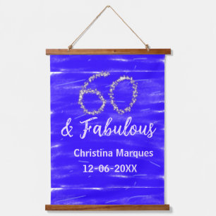 60 & Fabulous Verjaardag Blauw Zilver Naam toevoeg Hangend Wandkleed