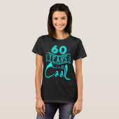 60 jaar en nog steeds Cool Funny Birthday Gifts T-shirt (Voorkant volledig)