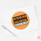 60 jaar oud, één eigenaar - heeft onderdelen nodig ronde sticker (Envelop)