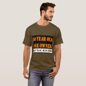 60 jaar oud, één eigenaar - heeft onderdelen nodig t-shirt (Voorkant volledig)